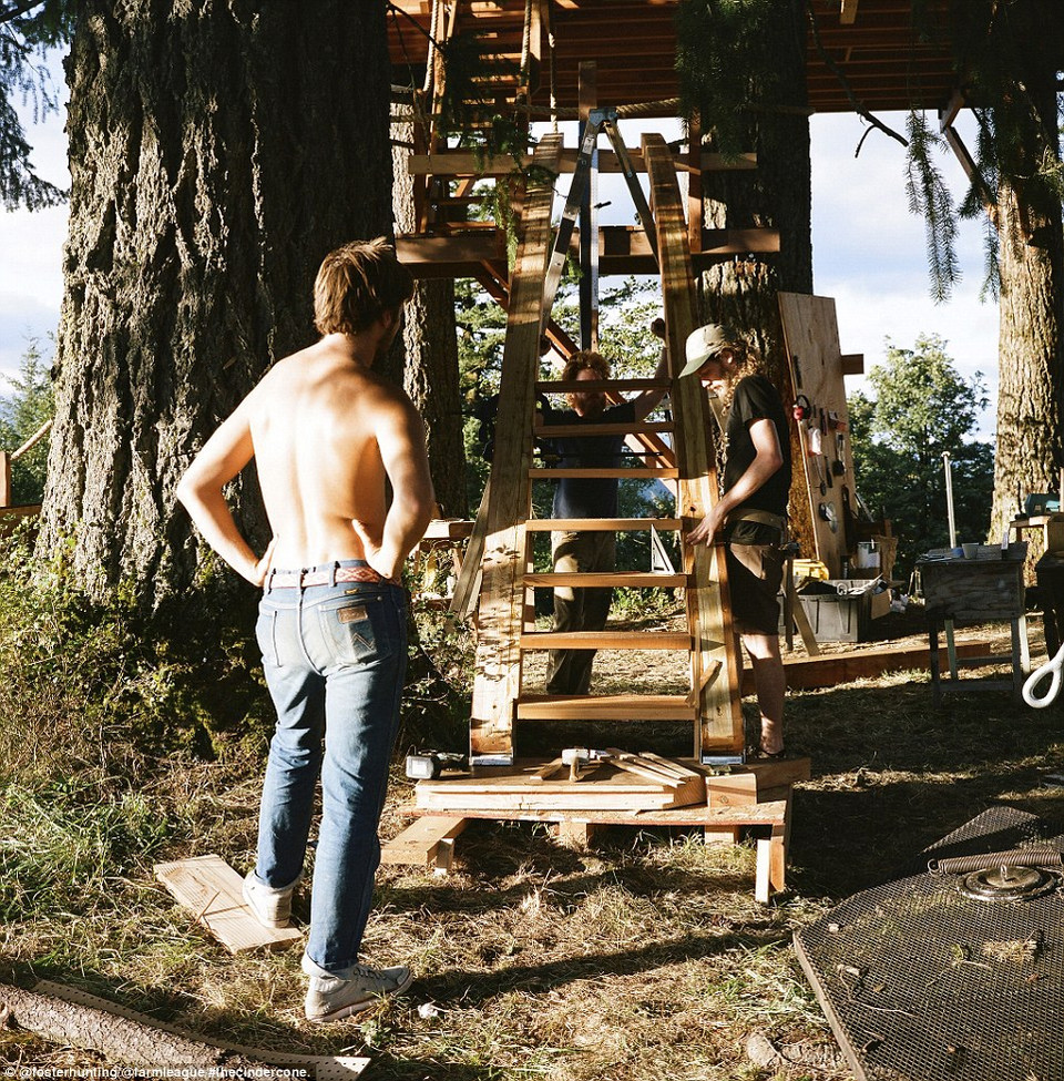 Các bạn của Huntington đã xem xét và đặt tên cây cầu là 'cầu vồng kép,' nối hai phòng trên cây với nhau. (Nguồn: dailymail.co.uk)