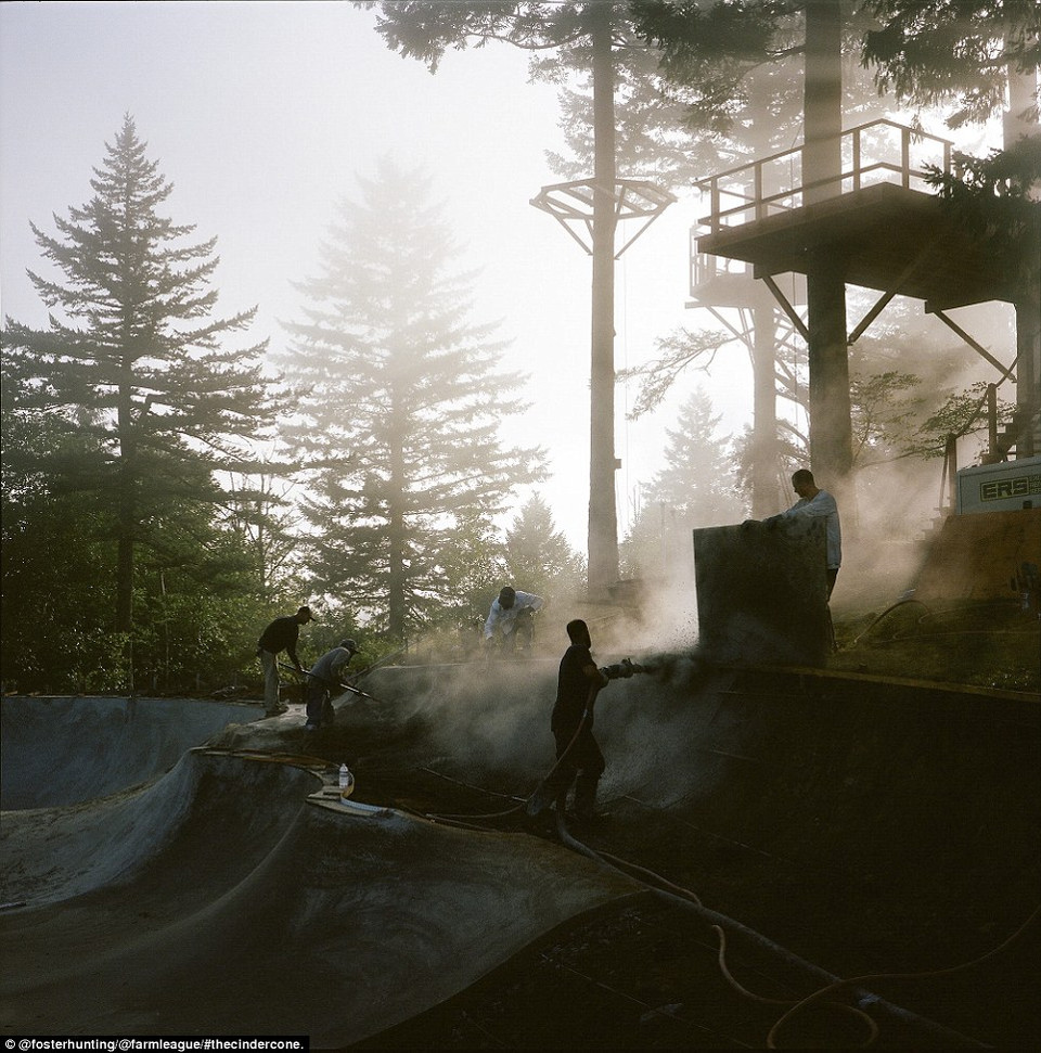 Những thành viên trong nhóm của Hungtinton làm việc trên sân trượt từ sáng sớm. Anh cho biết chỉ một vài người có kinh nghiệm về nghề mộc, còn lại mọi người vừa học vừa làm. (Nguồn: dailymail.co.uk)