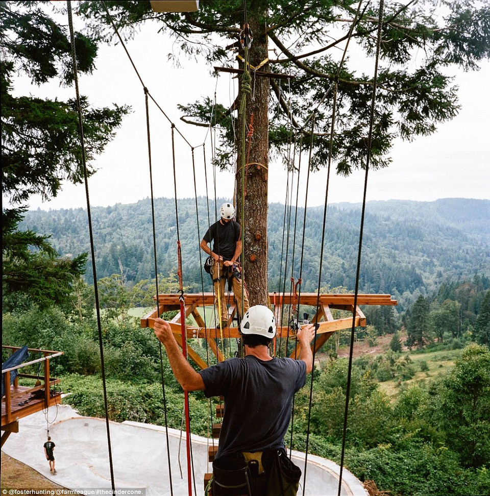 Một căn phòng được dùng làm nhà xưởng và phòng khách, trong khi phòng còn lại hình bát giác có giường ngủ là không gian sống của Huntington. (Nguồn: dailymail.co.uk)