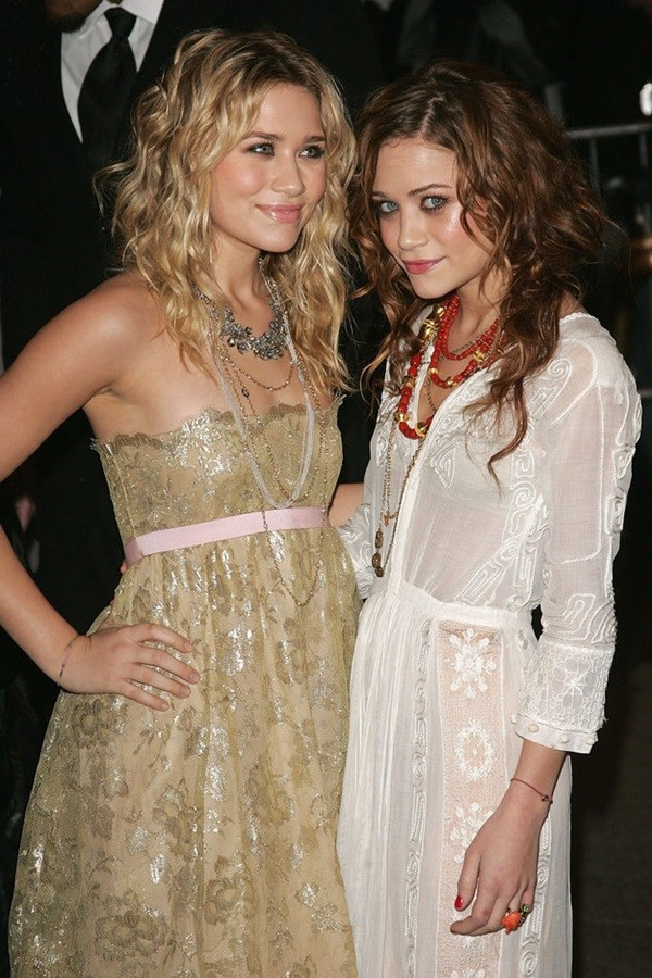 Cặp song sinh nhà Oslen gây ấn tượng với báo giới với phong cách boho-chic (du mục). Tuy nhiên, sự kết hợp quá nhiều phụ kiện đã tạo tác dụng ngược.