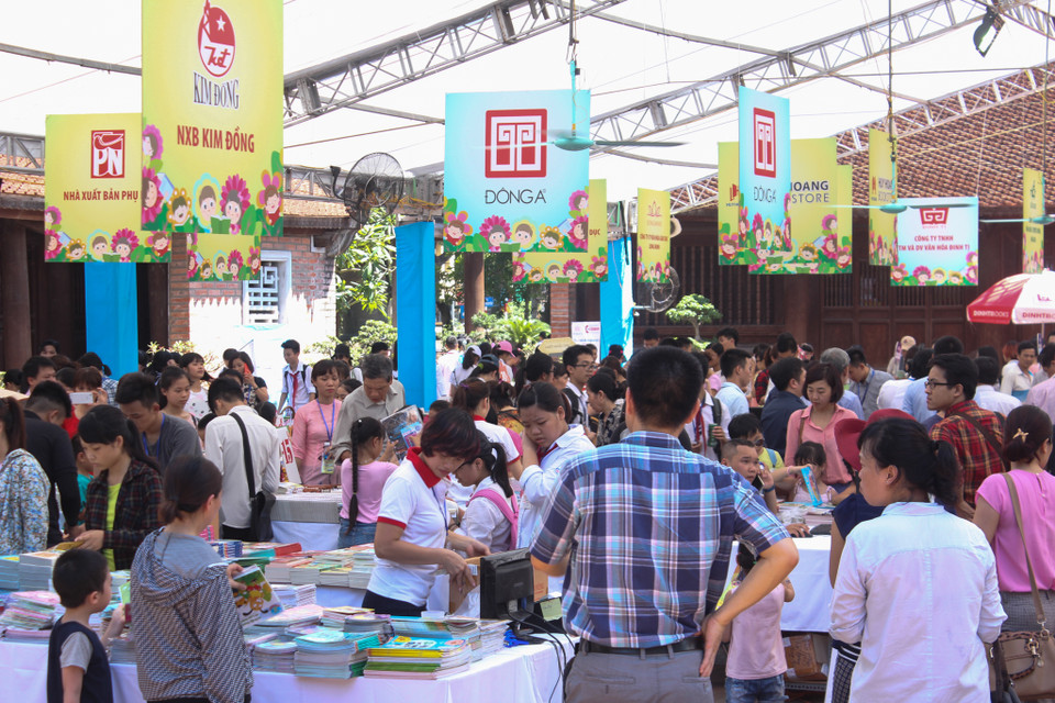 Hội sách năm nay được đánh giá là đa dạng về thể loại và đáp ứng khá đầy đủ nhu cầu bạn đọc. (Nguồn: CTV/Vietnam+)