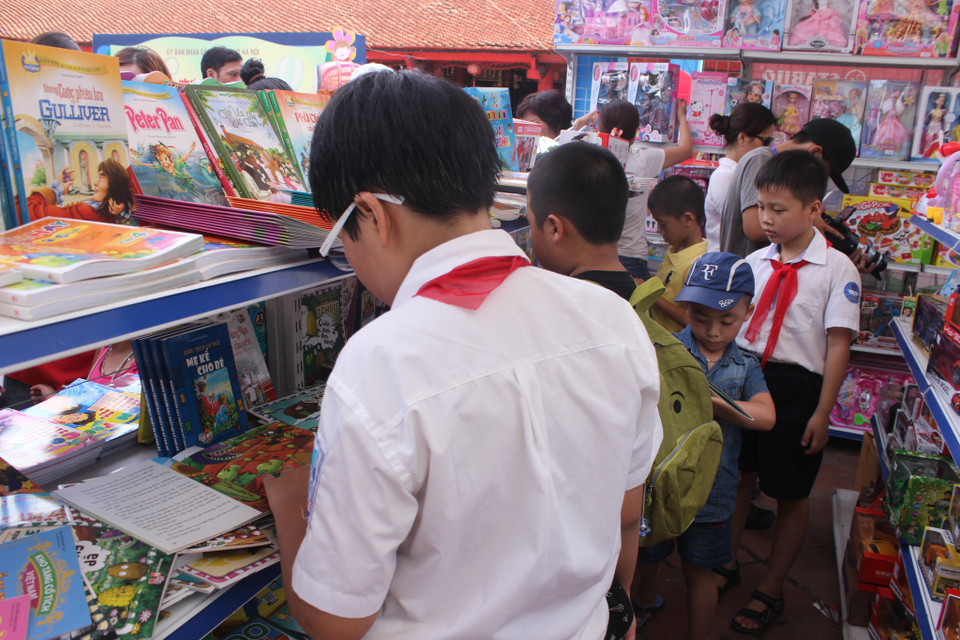 Gian hàng truyện tranh vẫn thu hút được nhiều sự quan tâm nhất của các em nhỏ. (Nguồn: CTV/Vietnam+)