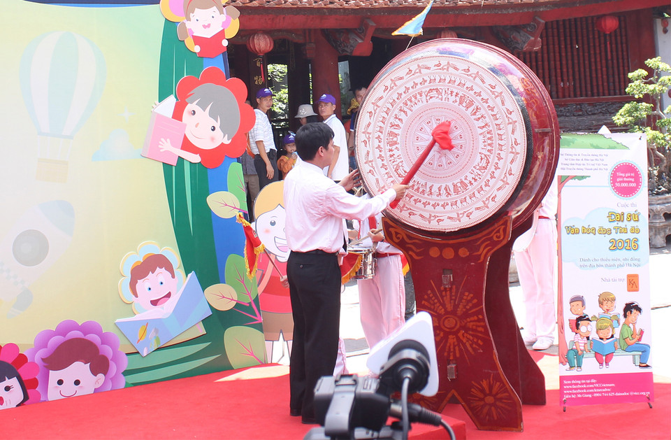 Tiếng trống khai hội vang lên trong sự háo hức của các em thiếu nhi. (Nguồn: CTV/Vietnam+)