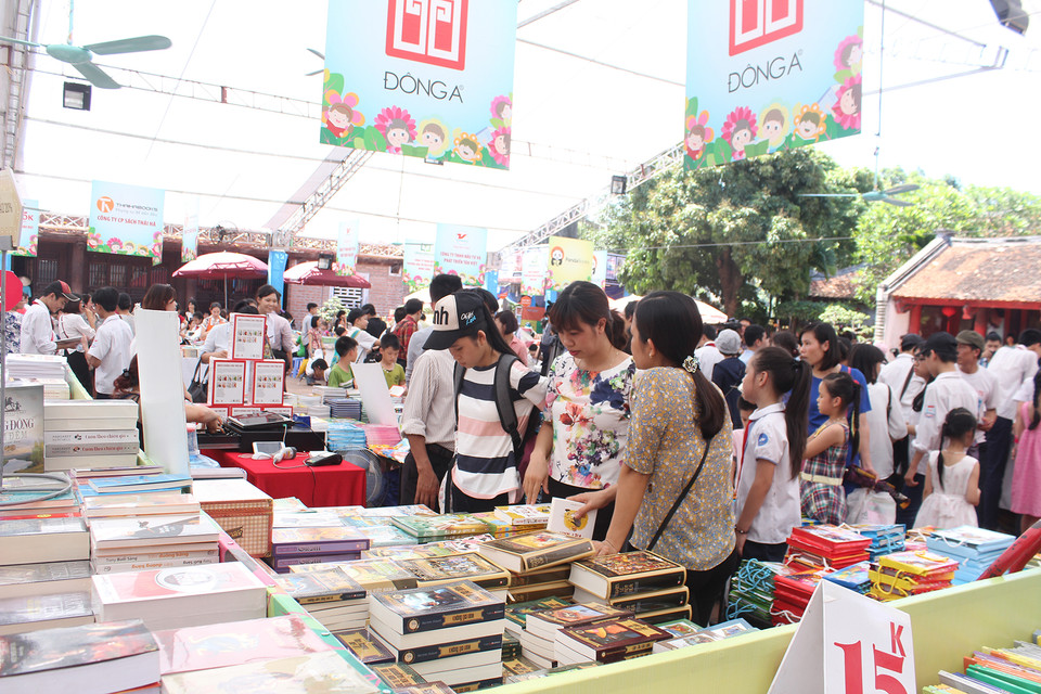 Sáng nay, 'Hội sách thiếu nhi 1/6/2016' với chủ đề 'Hè vui - Sách hay' đã chính thức được tổ chức tại Di tích Văn Miếu - Quốc Tử Giám, Hà Nội. (Nguồn: CTV/Vietnam+)