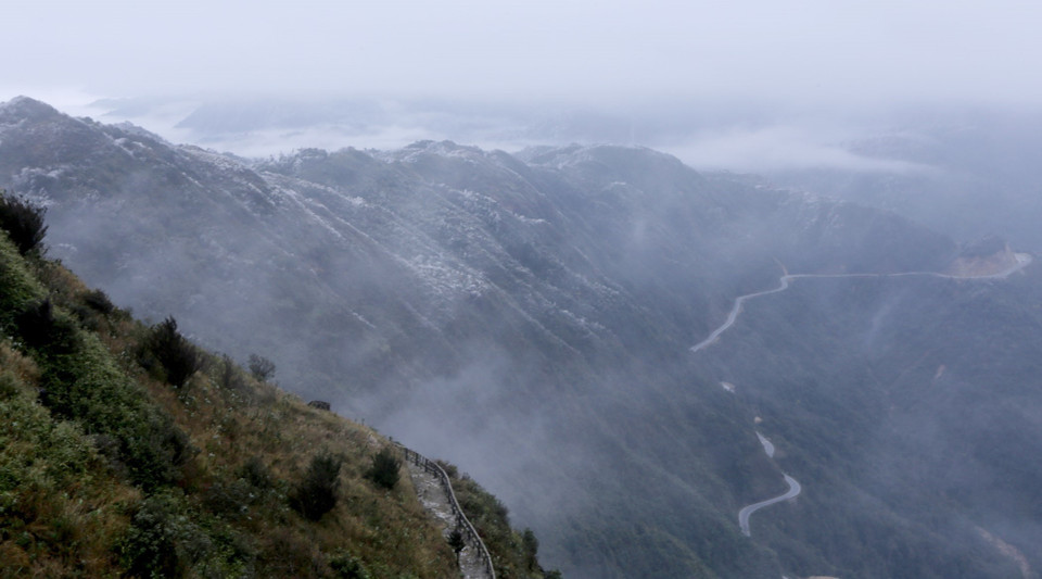 Dãy Hoàng Liên Sơn khu vực Đèo Ô Quý Hồ bị băng giá phủ trắng kéo dài. (Ảnh: Quý Trung/TTXVN)