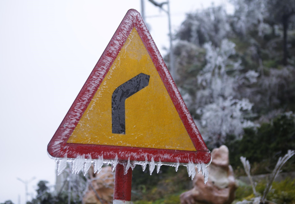Bảng chỉ dẫn giao thông khu vực Đèo Ô Quý Hồ cũng được bao phủ một lớp băng. (Ảnh: Quý Trung/TTXVN)
