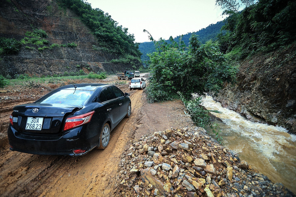 Đường tỉnh 433 từ thành phố Hòa Bình đi huyện vùng cao Đà Bắc là con đường huyết mạch nên lượng xe lưu thông qua lại rất đông. (Ảnh: Trọng Đạt/TTXVN)