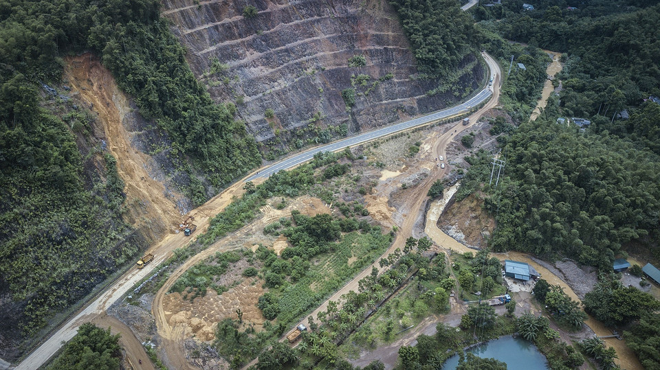 Do ảnh hưởng bão số 3 gây mưa lớn đã làm sạt lở nghiêm trọng tại nhiều vị trí trên tuyến đường tỉnh 433 nối thành phố Hòa Bình với huyện vùng cao Đà Bắc gây khó khăn trong việc lưu thông của người và phương tiện. (Ảnh: Trọng Đạt/TTXVN)