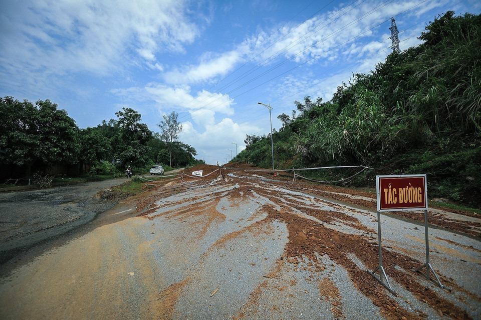 Tại Km 1 đường tỉnh 433 từ thành phố Hòa Bình đi huyện Đà Bắc sạt lở đất nghiêm trọng vùi lấp đường lớn, các đơn vị chức năng đặt biển chỉ dẫn hướng lưu thông phụ cho các phương tiện. (Ảnh: Trọng Đạt/TTXVN)