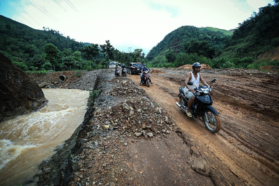 Đường tỉnh 433 từ thành phố Hòa Bình đi huyện vùng cao Đà Bắc là con đường huyết mạch nên lượng xe lưu thông qua lại rất đông. (Ảnh: Trọng Đạt/TTXVN)