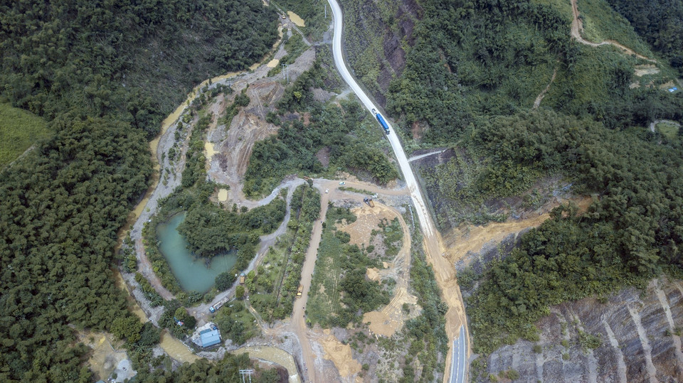 Toàn cảnh điểm sạt lở Đường 433 thuộc địa phận xã Toàn Sơn, thành phố Hòa Bình. (Ảnh: Trọng Đạt/TTXVN)