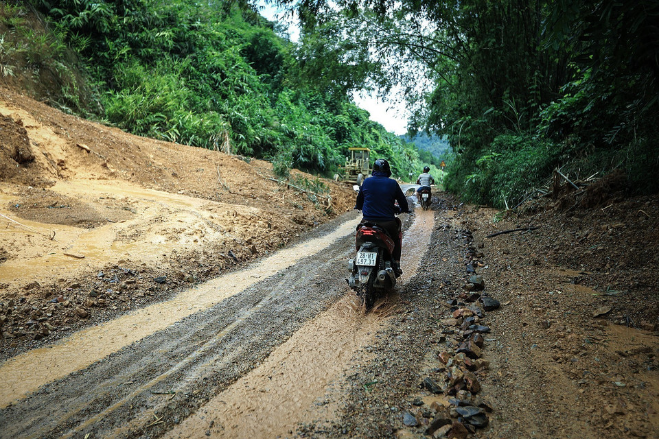 Tại Km3 đường tỉnh 433 từ thành phố Hòa Bình đi huyện Đà Bắc đất đá trượt sạt tràn xuống đường khiến người và phương tiện tham gia giao thông gặp nhiều khó khăn. (Ảnh: Trọng Đạt/TTXVN)