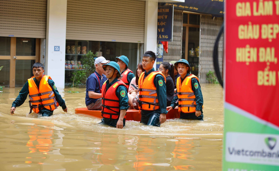Các lực lượng Quân đội, Công an phối hợp các đơn vị ra sức bảo vệ tài sản, an toàn tính mạng cho nhân dân. (Ảnh: Thanh Tùng/TTXVN)