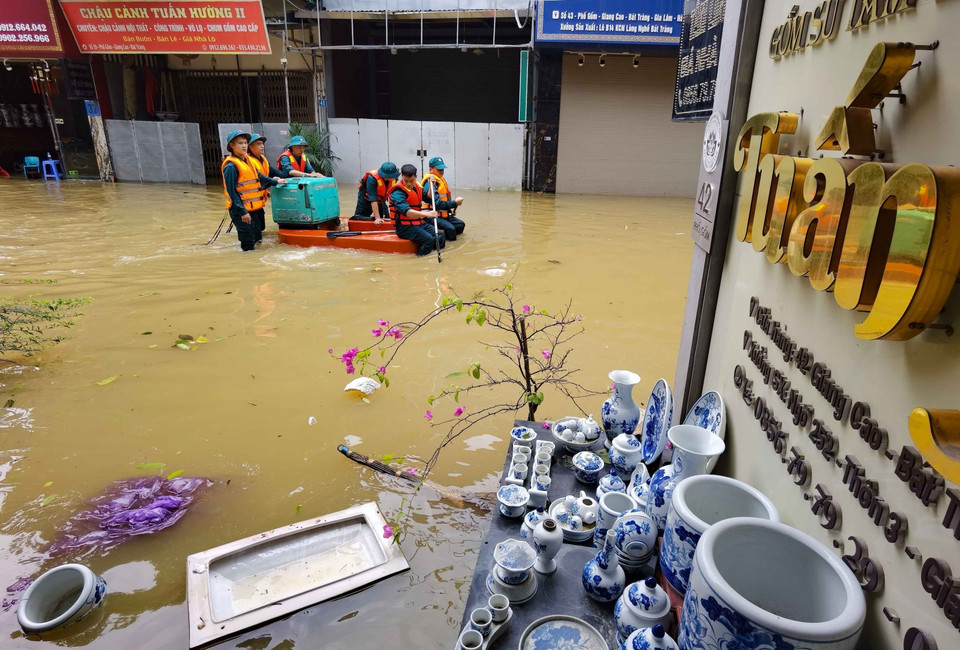 Sáng ngời sắc áo lính nơi lũ dữ. (Ảnh: Thanh Tùng/TTXVN)