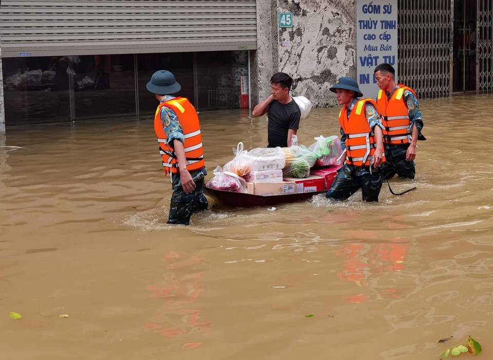 Tình quân dân trong lũ dữ. (Ảnh: Thanh Tùng/TTXVN)