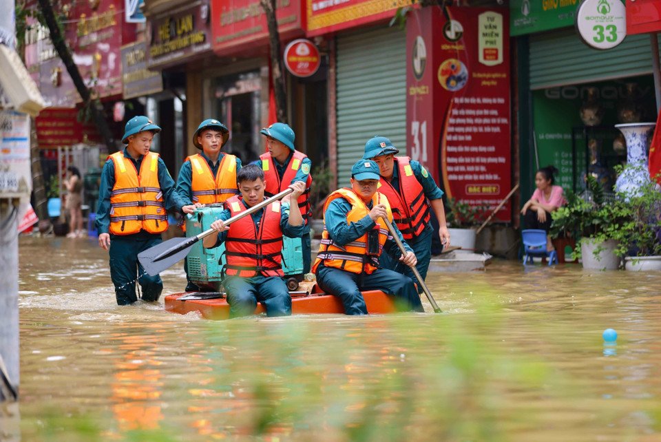 Lực lượng Quân đội, Công an nỗ lực bảo vệ tài sản, an toàn tính mạng cho nhân dân. (Ảnh: Thanh Tùng/TTXVN)