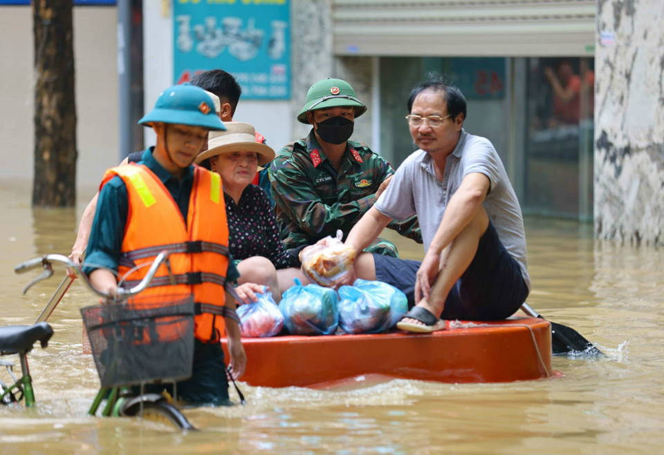 Nỗ lực của các lực lượng vũ trang càng giúp thắm hơn tình quân dân trong lũ dữ. (Ảnh: Thanh Tùng/TTXVN)