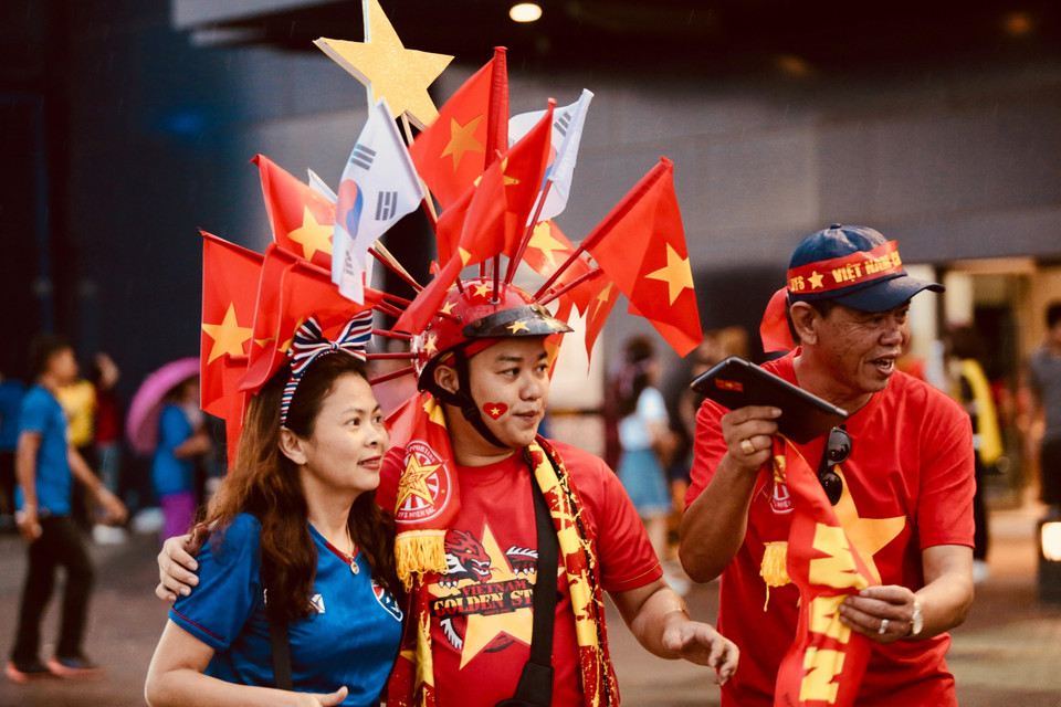Cổ động viên Việt Nam và cổ động viên Thái Lan trước giờ bóng lăn. (Ảnh: Nguyễn Minh Tiến/TTXVN)