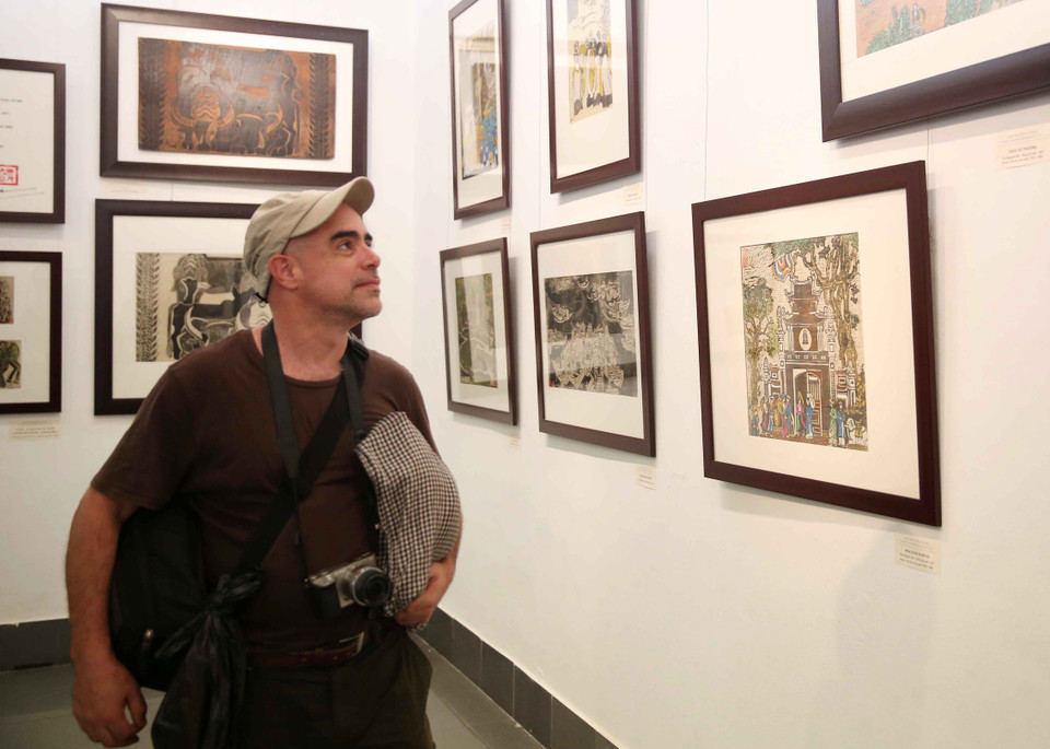 Các tác phẩm trong triển lãm đều là những bản khắc và tranh được họa sỹ Trần Nguyên Đán sáng tác từ những năm 1970-2015. (Ảnh: Ngọc Tùng/Vietnam+)