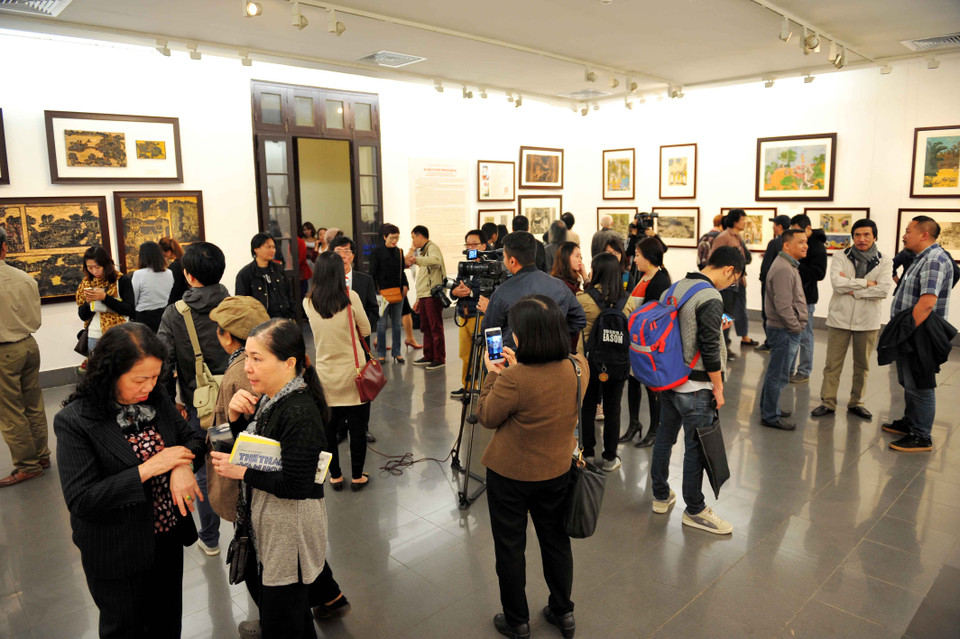Rất đông các bạn bè trong giới họa sỹ và những người yêu thích đã tới tham dự. (Ảnh: Doãn Đức/Vietnam+)