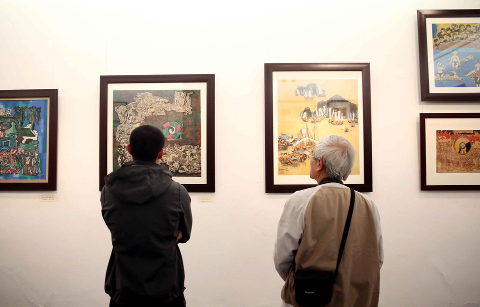 Các tác phẩm đã trải qua nhiều năm tháng cùng với những biến cố, thăng trầm lịch sử của đất nước cũng như cuộc sống riêng của người nghệ sỹ, trong đó có cả bản khắc đi kèm. (Ảnh: Ngọc Tùng/Vietnam+)