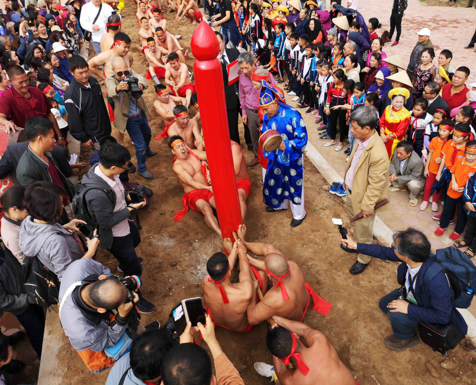 Nghi lễ “kéo co ngồi” đã được Bộ Văn hóa, Thể thao và Du lịch công nhận di sản văn hóa phi vật thể Quốc gia và được UNESCO vinh danh là di sản văn hóa phi vật thể đại diện nhân loại. (Ảnh: Thanh Tùng/TTXVN).