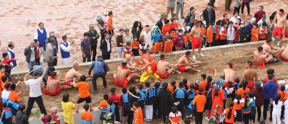 “Kéo co ngồi” không chỉ thể hiện sức khỏe của mỗi người chơi mà còn là tinh thần đoàn kết giữa người chơi, người chạy cờ, người cổ động… (Ảnh: Thanh Tùng/TTXVN)