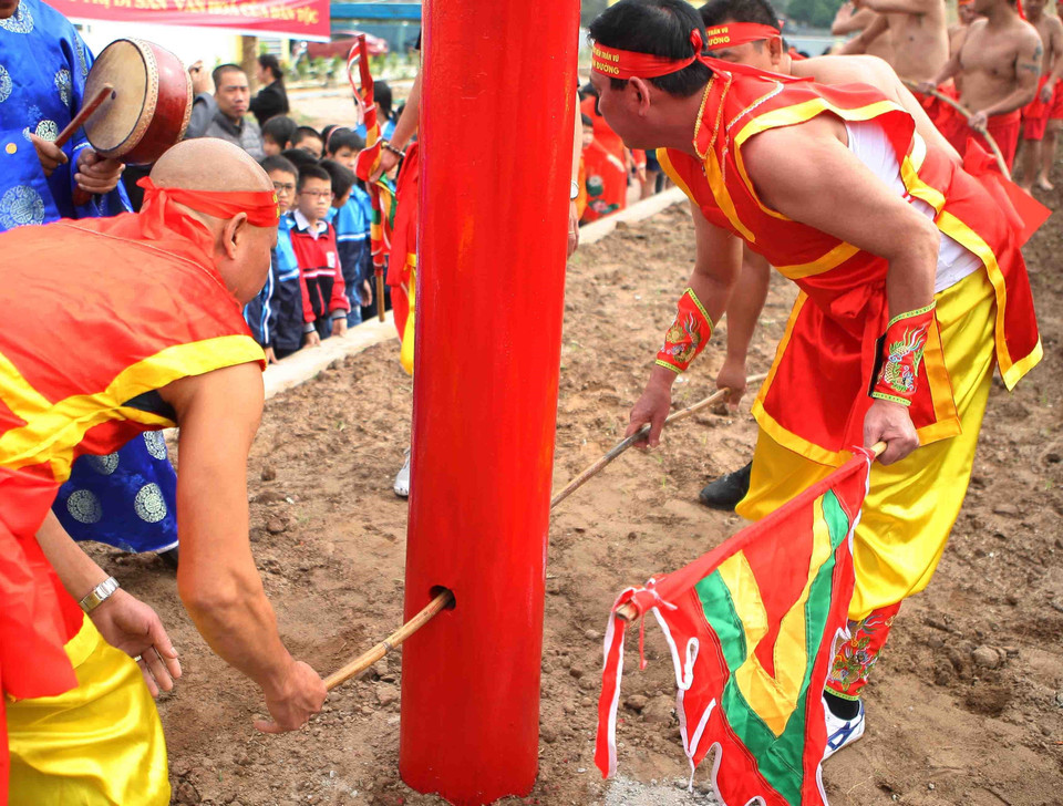 Dây kéo được luồn qua một cột gỗ chôn chặt dưới đất. (Ảnh: Thanh Tùng/TTXVN)