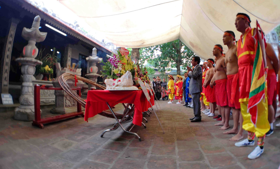 Lễ hội tổ chức thường niên vào ngày mùng 3 tháng 3 (Âm lịch) hàng năm thể hiện sự tôn kính của con người với thần linh, phản ảnh những ước mơ, khát vọng của con người mong muốn có cuộc sống an bình. (Ảnh: Thanh Tùng/TTXVN)