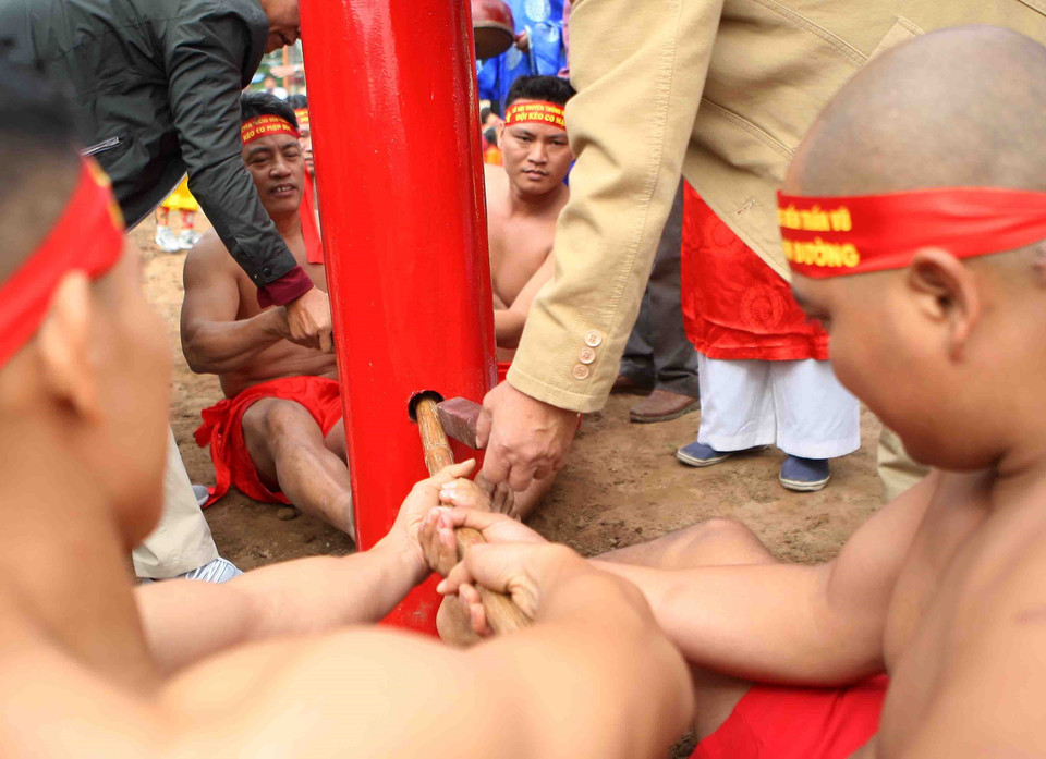 Thanh gỗ nhỏ được trọng tài dùng để chêm vào lỗ giúp cho dây kéo ko xê dịch trước khi phát lệnh kéo. (Ảnh: Thanh Tùng/TTXVN)