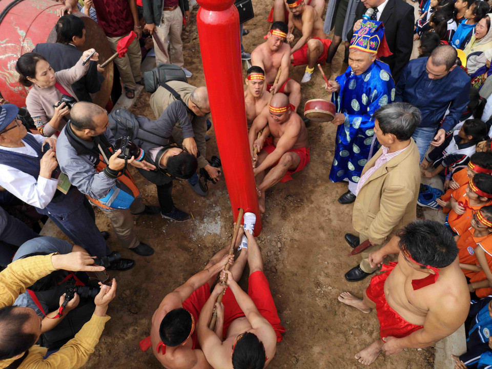 Nghi thức “kéo co ngồi” trong lễ hội Đền Trấn Vũ tại phường Thạch Bàn, Long Biên (Hà Nội) là một nghi thức văn hóa dân gian rất có giá trị, một nét sinh hoạt văn hóa độc đáo của người dân nơi đây. (Ảnh: Thanh Tùng/TTXVN)