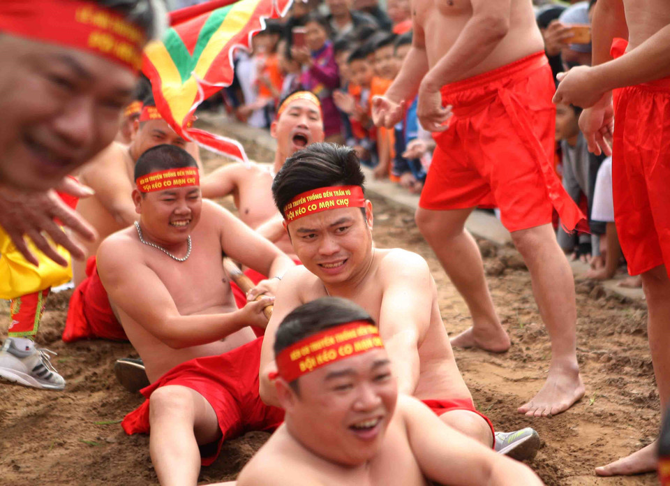 Sự cố gắng, quyết liệt mỗi hiệp kéo biểu cảm rõ nét trên từng người tham gia kéo. (Ảnh: Thanh Tùng/TTXVN)