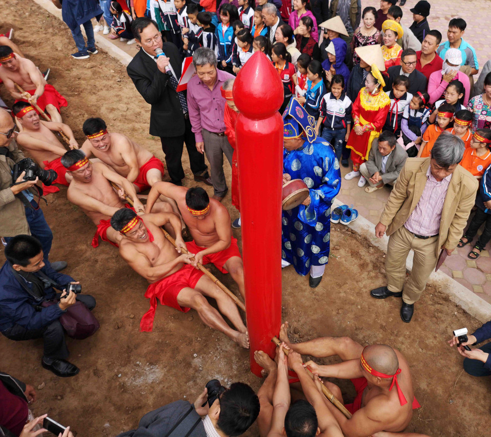 “Kéo co ngồi” không chỉ thể hiện sức khỏe của mỗi người chơi mà còn là tinh thần đoàn kết giữa người chơi, người chạy cờ, người cổ động… (Ảnh: Thanh Tùng/TTXVN)