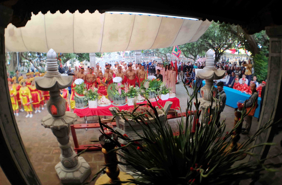 Nghi thức “kéo co ngồi” trong lễ hội là một nghi thức văn hóa dân gian rất có giá trị, một nét sinh hoạt văn hóa độc đáo của người dân nơi đây. (Ảnh: Thanh Tùng/TTXVN)