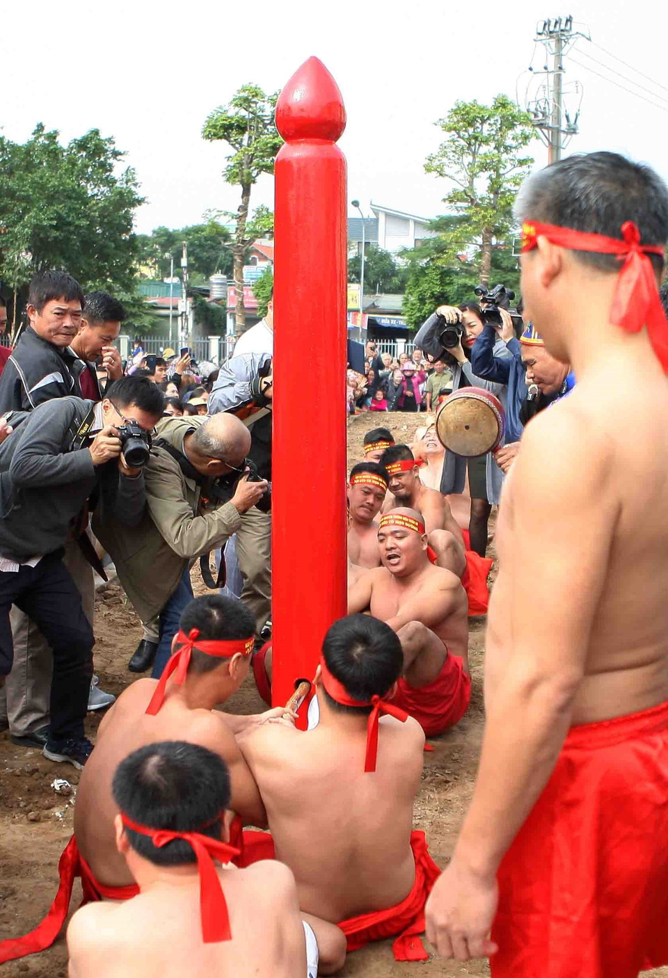 “Kéo co ngồi” không chỉ thể hiện sức khỏe của mỗi người chơi mà còn là tinh thần đoàn kết giữa người chơi, người chạy cờ, người cổ động… (Ảnh: Thanh Tùng/TTXVN)