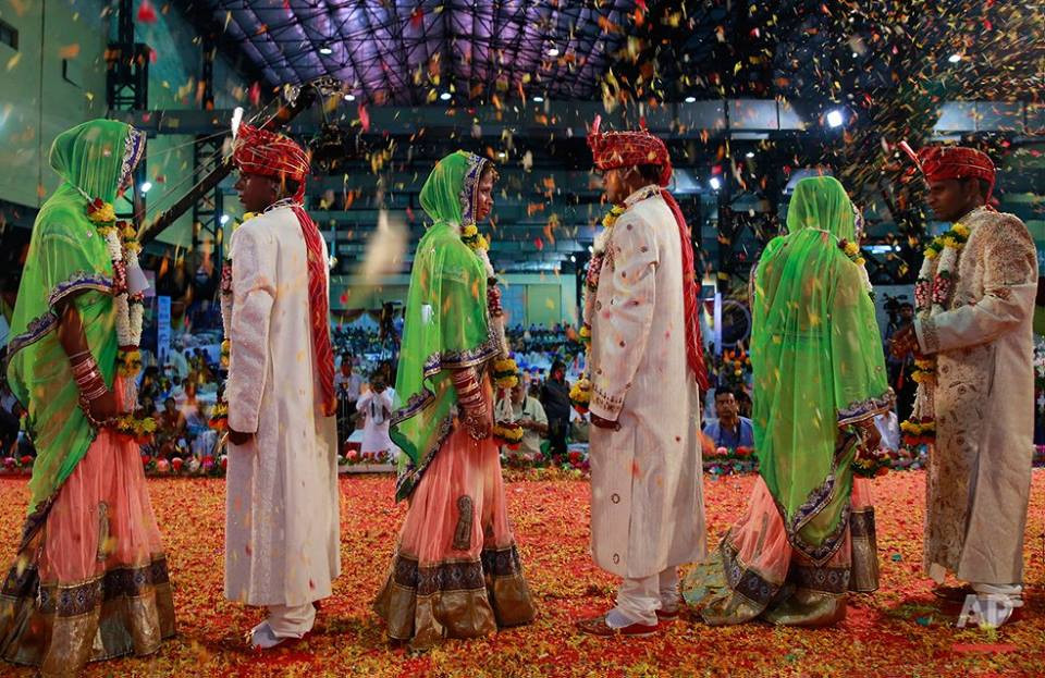 Có 51 đôi nam nữ được các tổ chức xã hội ở Ấn Độ tổ chức đám cưới. (Nguồn: AP)