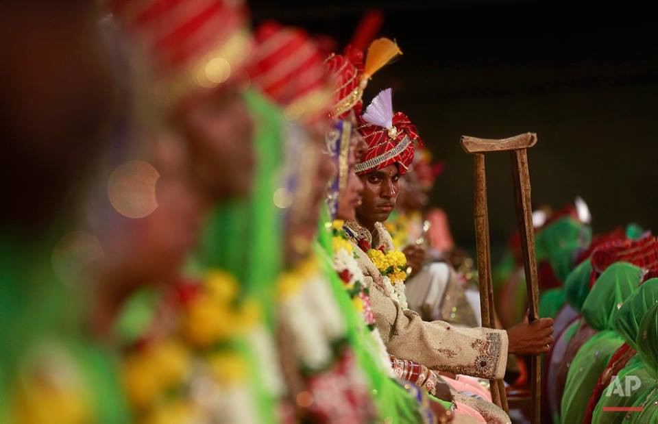 Một đám cưới tập thể ở Ấn Độ đã được tổ chức nhằm giúp đỡ các gia đình có hoàn cảnh khó khăn, không có tiền để tổ chức hôn lễ và mua của hồi môn đắt giá, thứ vẫn được coi trọng ở nơi đây. (Nguồn: AP)