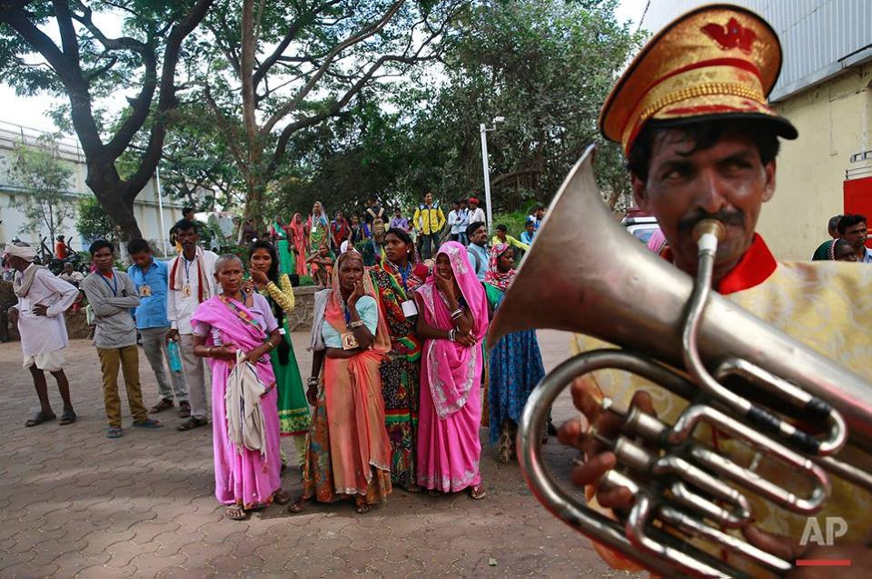 Những người phụ nữ này đang theo dõi bạn bè và họ hàng nhảy múa theo điệu nhạc trong đám cưới tập thể. (Nguồn: AP)