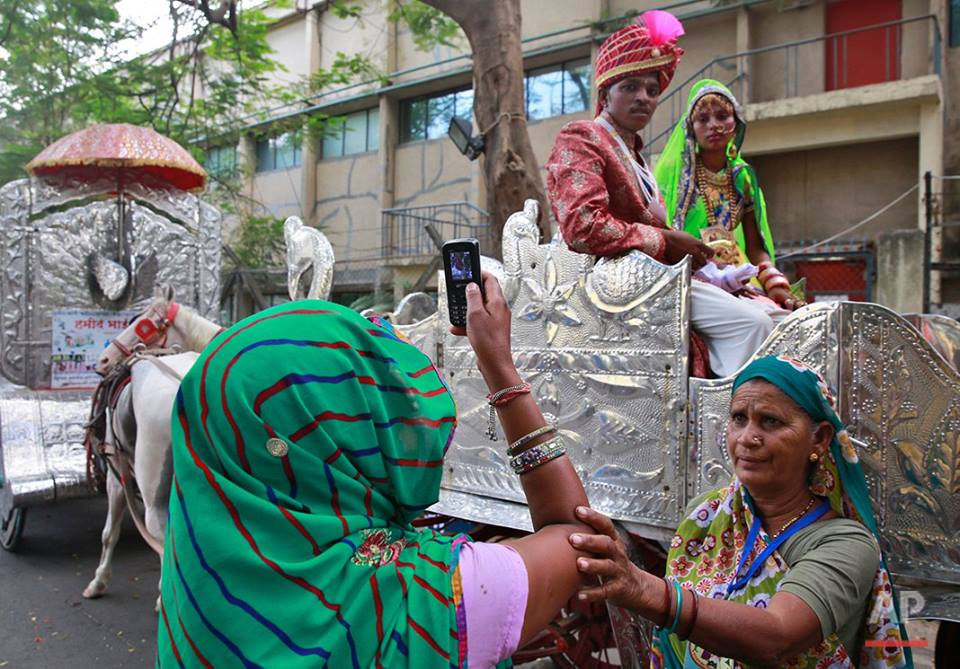 Một trong 51 đôi tham dự đám cưới tập thể được người thân chụp ảnh. (Nguồn: AP)