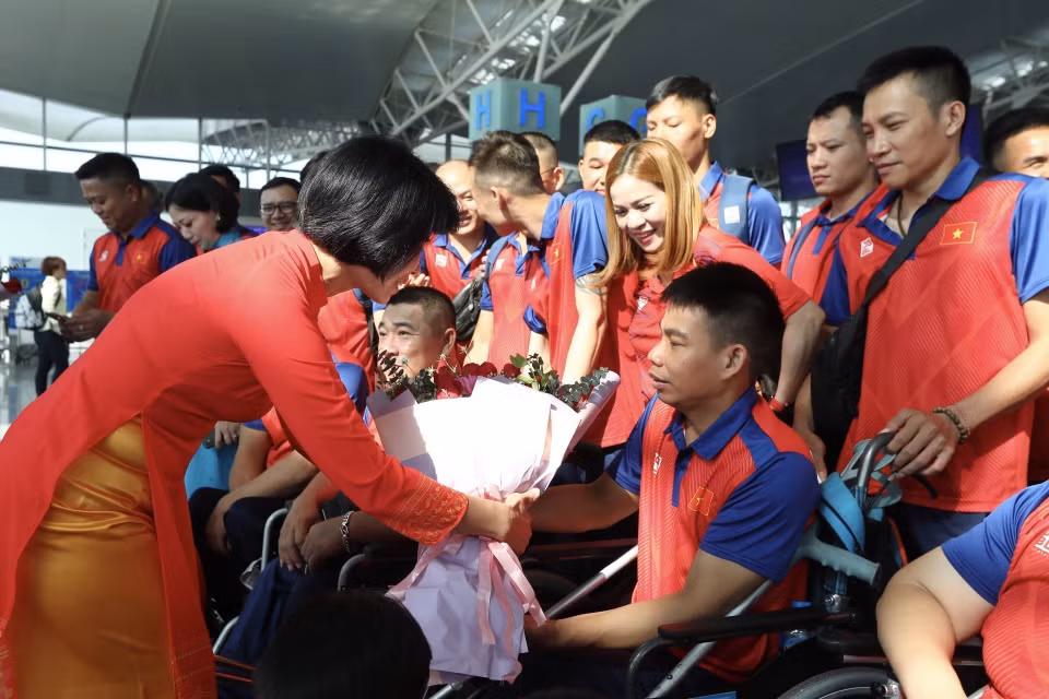 Phó Tổng cục trưởng Tổng cục Thể dục Thể thao Lê Thị Hoàng Yến tặng hoa Đoàn Thể thao Người Khuyết tật Việt Nam tham dự ASEAN Para Games 12. (Ảnh: Minh Quyết/TTXVN)