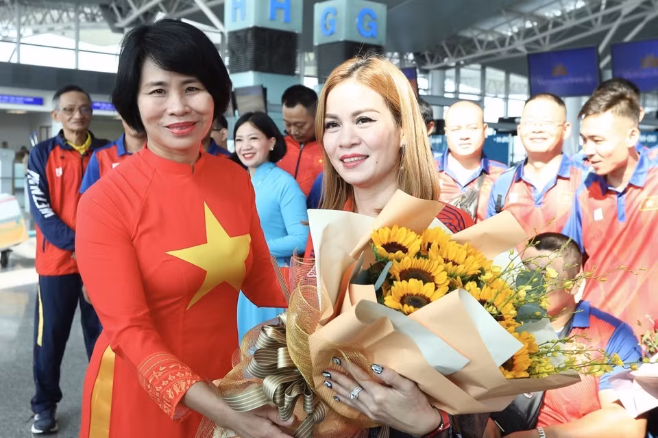 Phó Tổng Cục trưởng Tổng cục Thể dục Thể thao Lê Thị Hoàng Yến tặng hoa Đoàn Thể thao Người Khuyết tật Việt Nam. (Ảnh: Minh Quyết/TTXVN)