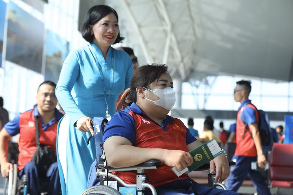 Vận động viên Đoàn Thể thao Người Khuyết tật Việt Nam lên đường tham dự ASEAN Para Games 12. (Ảnh: Minh Quyết/TTXVN)