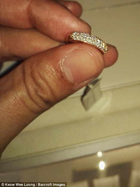 Chiếc nhẫn vàng bị bỏ lại. (Nguồn: Dailymail)