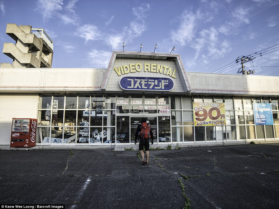 Loong đã cùng 2 người bạn Sherena Ng và Koji Hori thăm 4 thị trấn Tomioka, Okuma, Namie và Futaba. (Nguồn: Dailymail)