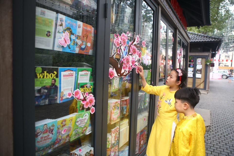 Các em nhỏ trên phố sách Hà Nội. (Ảnh: Minh Quyết/TTXVN)