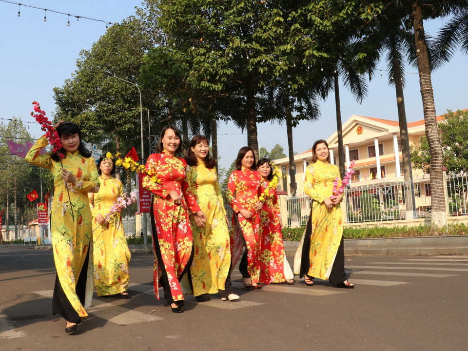 Người xuống phố vui Xuân, thành phố Đồng Xoài, tỉnh Bình Phước. (Ảnh: Dương Chí Tưởng/TTXVN)