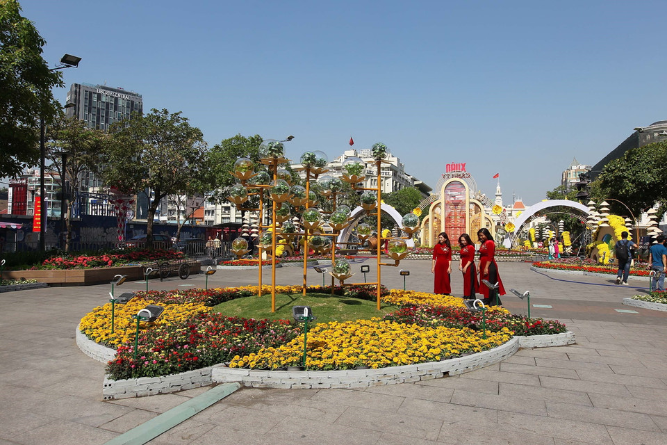 Một góc phân đoạn "Xuân của đất trời, Xuân của tình người" tại đường Nguyễn Huệ năm 2020 trước giờ khai mạc. (Ảnh: Thanh Vũ/TTXVN) 