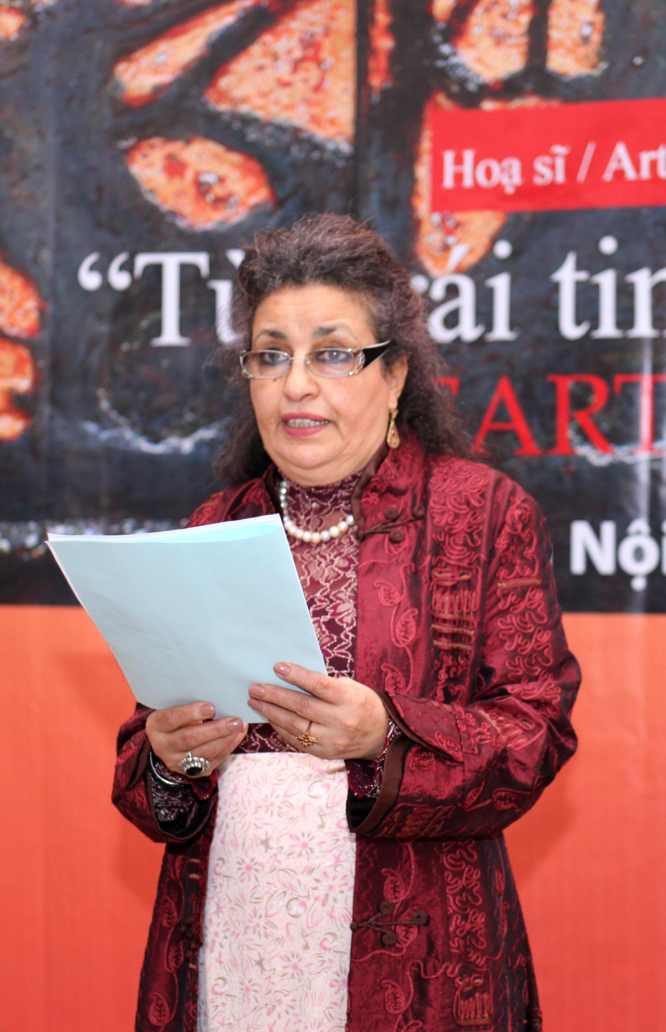 Nghệ sĩ N.R. Deniale chia sẻ tại buổi trưng bày: ‘Đối với tôi, quãng thời gian sống tại đất nước tuyệt vời này là thời kỳ sáng tác nghệ thuật rực rỡ, với những trải nghiệm mới đầy cảm xúc và cảm hứng sáng tạo.' (Ảnh: Doãn Đức/Vietnam+)