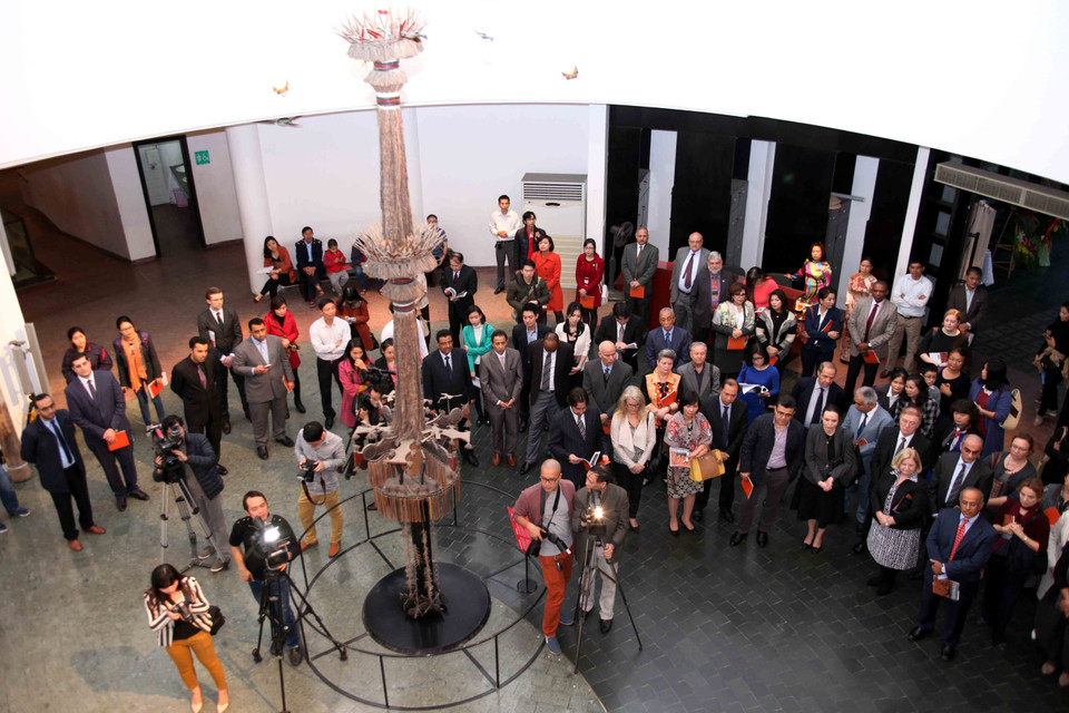 Toàn bộ các tác phẩm là cảm nhận về sự giao thoa văn hóa giữa hai đất nước Maroc và Việt Nam được thể hiện thông qua nghệ thuật tranh sơn mài và sơn dầu. (Ảnh: Doãn Đức/Vietnam+)