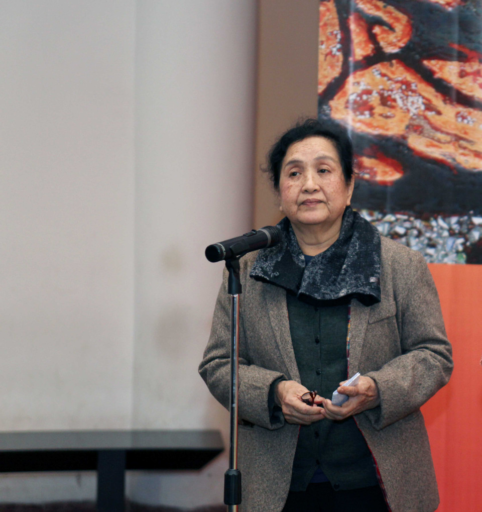 Bà Lê Kim Mỹ - họa sỹ tranh sơn mài tại trường Đại học Mỹ thuật Việt Nam và là thầy của bà N.R. Deniale hóm hỉnh chia sẻ : ‘ Tôi đã dạy Deniale trong vòng 5 năm, một hôm thì hiệu trưởng trường Đại học Mỹ thuật Việt Nam qua xem và đã phải thốt lên rằng Deniale vẽ đẹp quá.’ (Ảnh: Doãn Đức/Vietnam+)